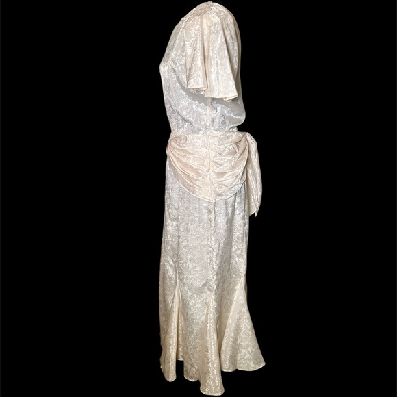 Janelle - 80's Does 40's Cream Jacquard Textured Flounce Dress - Size 11/12 - Picture 4 of 12